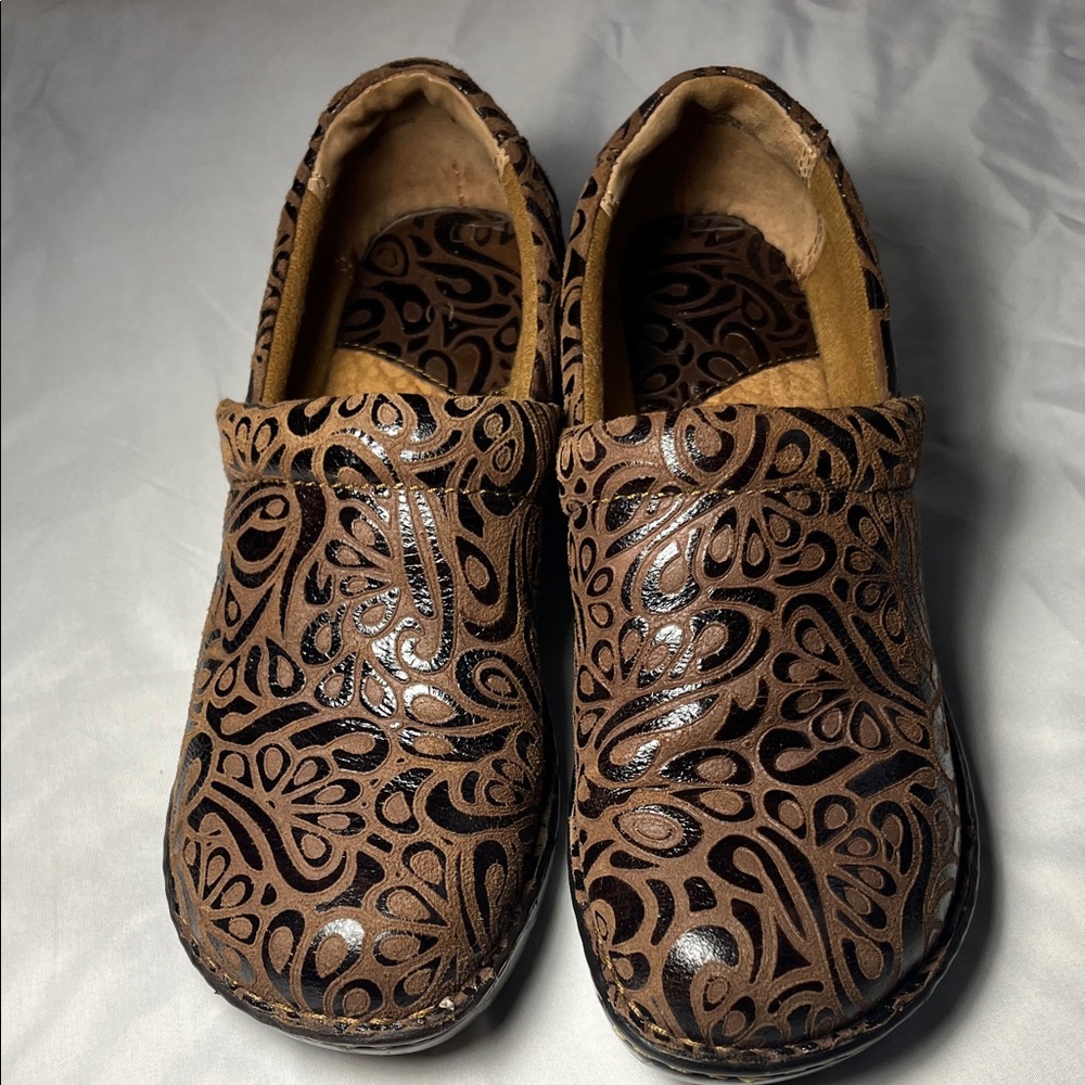 b.o.c. Tan and Brown Patterned Mules